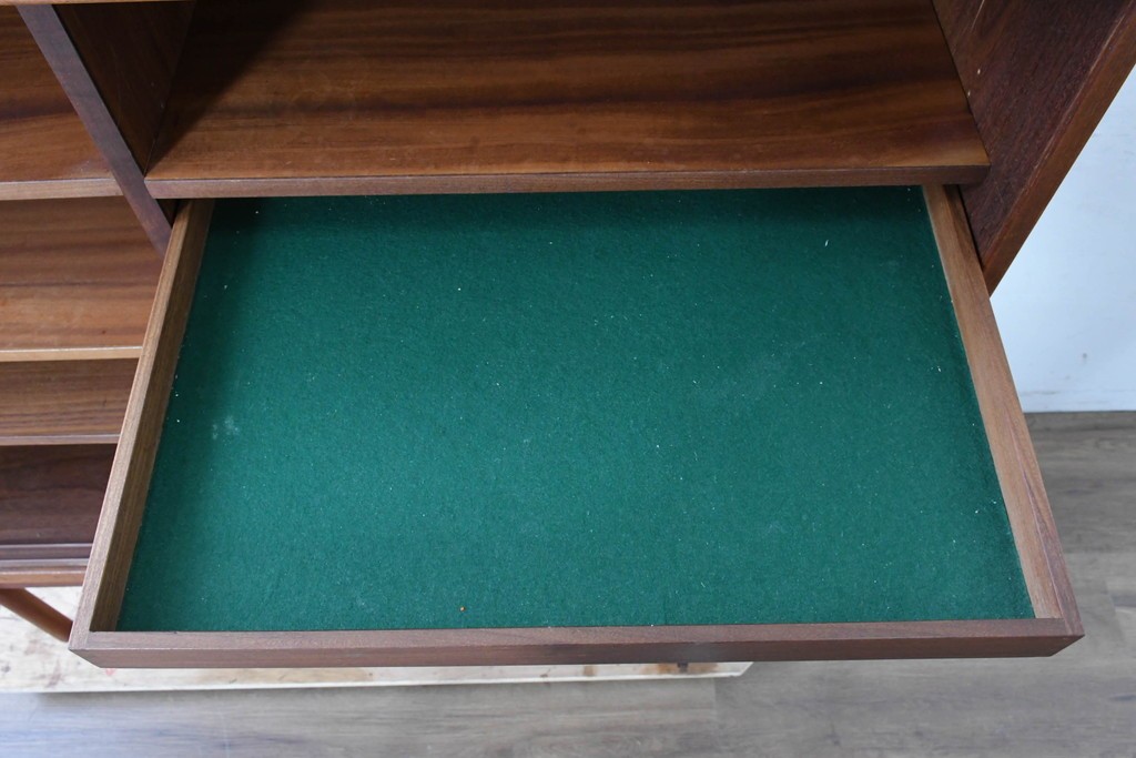 デンマークヴィンテージ　チーク材　収納力に優れたシンプルデザインのサイドキャビネット　(R-087024)