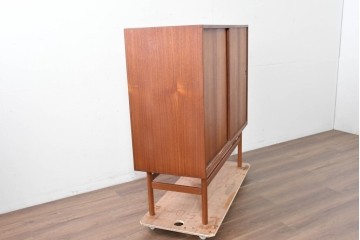 デンマークヴィンテージ　チーク材　収納力に優れたシンプルデザインのサイドキャビネット　(R-087024)