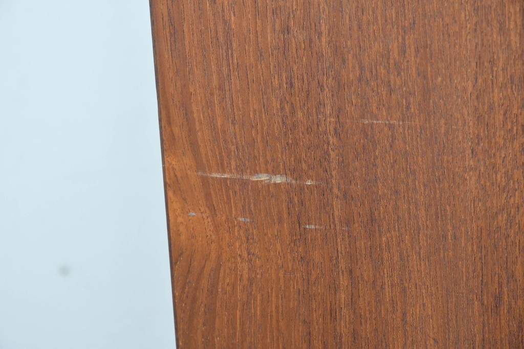 デンマークヴィンテージ　チーク材　収納力に優れたシンプルデザインのサイドキャビネット　(R-087024)