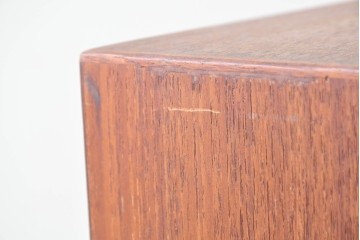 デンマークヴィンテージ　チーク材　収納力に優れたシンプルデザインのサイドキャビネット　(R-087024)