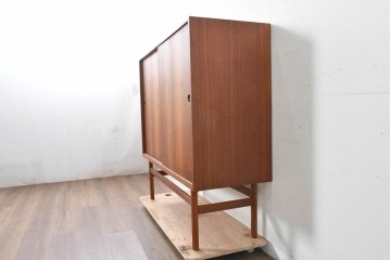 デンマークヴィンテージ　チーク材　収納力に優れたシンプルデザインのサイドキャビネット　(R-087024)