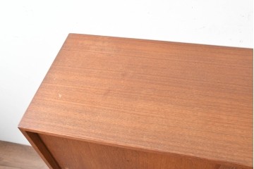 デンマークヴィンテージ　チーク材　収納力に優れたシンプルデザインのサイドキャビネット　(R-087024)