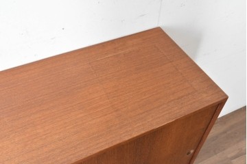 デンマークヴィンテージ　チーク材　収納力に優れたシンプルデザインのサイドキャビネット　(R-087024)