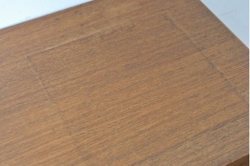 デンマークヴィンテージ　チーク材　収納力に優れたシンプルデザインのサイドキャビネット　(R-087024)