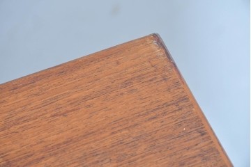 デンマークヴィンテージ　チーク材　収納力に優れたシンプルデザインのサイドキャビネット　(R-087024)