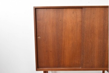 デンマークヴィンテージ　チーク材　収納力に優れたシンプルデザインのサイドキャビネット　(R-087024)