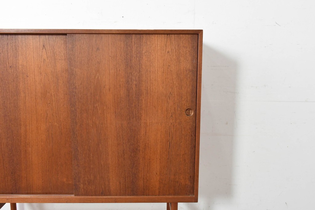 デンマークヴィンテージ　チーク材　収納力に優れたシンプルデザインのサイドキャビネット　(R-087024)