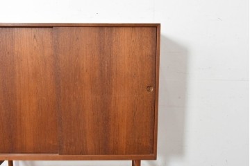 デンマークヴィンテージ　チーク材　収納力に優れたシンプルデザインのサイドキャビネット　(R-087024)