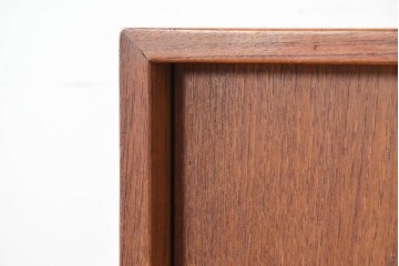 デンマークヴィンテージ　チーク材　収納力に優れたシンプルデザインのサイドキャビネット　(R-087024)