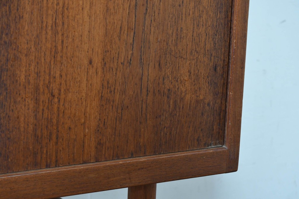 デンマークヴィンテージ　チーク材　収納力に優れたシンプルデザインのサイドキャビネット　(R-087024)