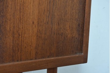 デンマークヴィンテージ　チーク材　収納力に優れたシンプルデザインのサイドキャビネット　(R-087024)