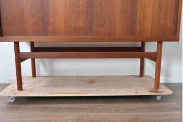 デンマークヴィンテージ　チーク材　収納力に優れたシンプルデザインのサイドキャビネット　(R-087024)