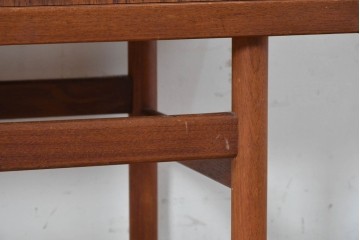 デンマークヴィンテージ　チーク材　収納力に優れたシンプルデザインのサイドキャビネット　(R-087024)