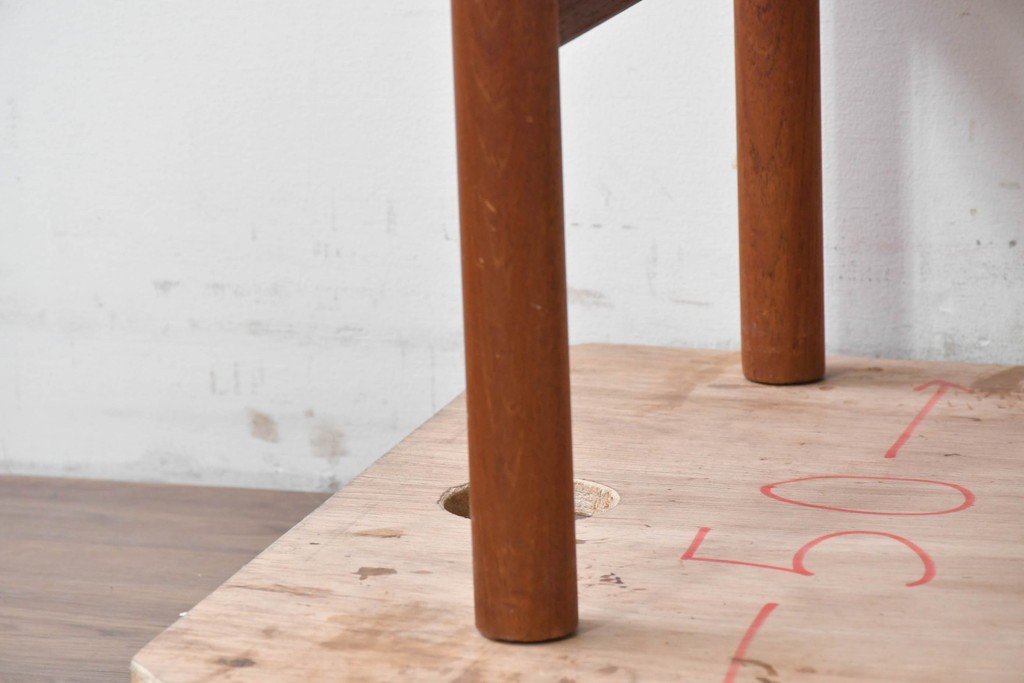 デンマークヴィンテージ　チーク材　収納力に優れたシンプルデザインのサイドキャビネット　(R-087024)