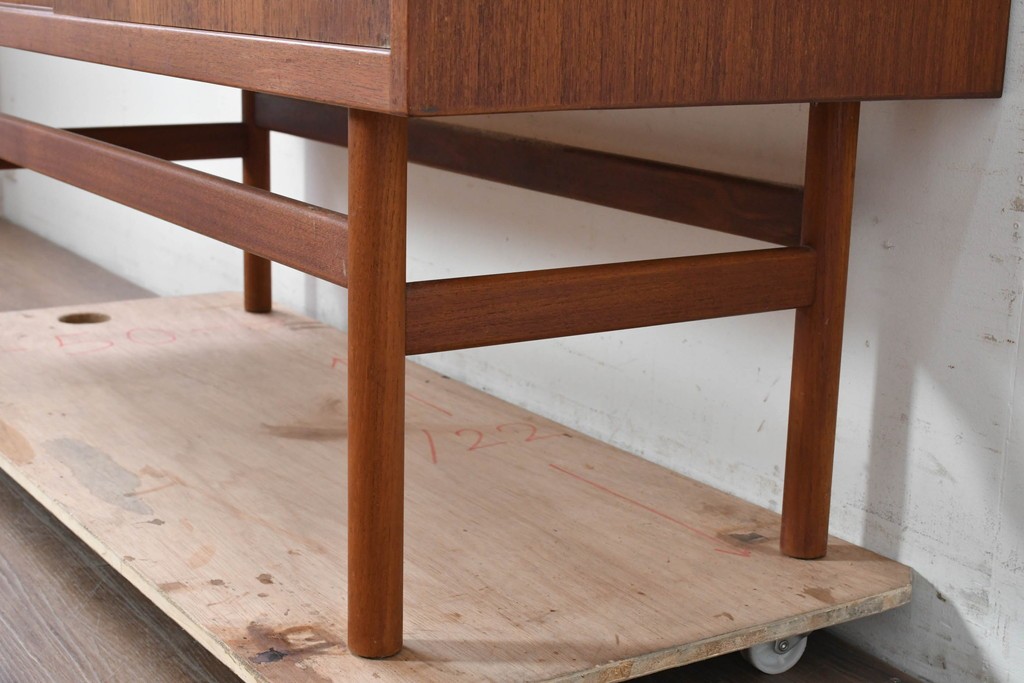 デンマークヴィンテージ　チーク材　収納力に優れたシンプルデザインのサイドキャビネット　(R-087024)