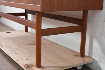 デンマークヴィンテージ　チーク材　収納力に優れたシンプルデザインのサイドキャビネット　(R-087024)