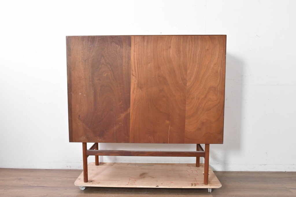 デンマークヴィンテージ　チーク材　収納力に優れたシンプルデザインのサイドキャビネット　(R-087024)