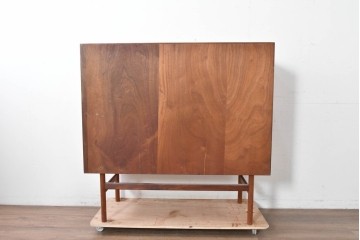 デンマークヴィンテージ　チーク材　収納力に優れたシンプルデザインのサイドキャビネット　(R-087024)