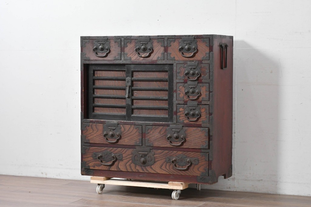 和製アンティーク　明治大正期　前面欅(ケヤキ)材　重厚な鉄金具と横桟戸が存在感を放つ松本帳場箪笥　(R-087027)