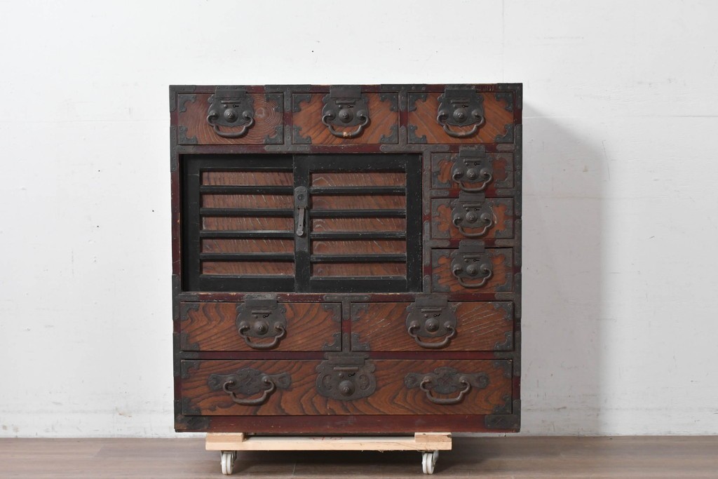 和製アンティーク　明治大正期　前面欅(ケヤキ)材　重厚な鉄金具と横桟戸が存在感を放つ松本帳場箪笥　(R-087027)