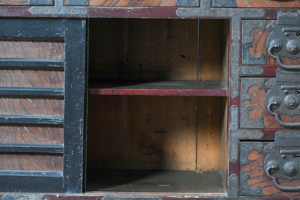 和製アンティーク　明治大正期　前面欅(ケヤキ)材　重厚な鉄金具と横桟戸が存在感を放つ松本帳場箪笥　(R-087027)