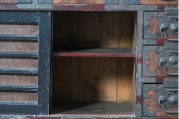 和製アンティーク　明治大正期　前面欅(ケヤキ)材　重厚な鉄金具と横桟戸が存在感を放つ松本帳場箪笥　(R-087027)