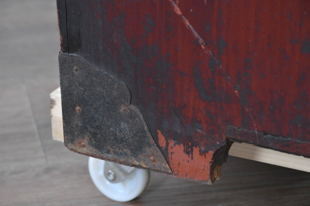 和製アンティーク　明治大正期　前面欅(ケヤキ)材　重厚な鉄金具と横桟戸が存在感を放つ松本帳場箪笥　(R-087027)