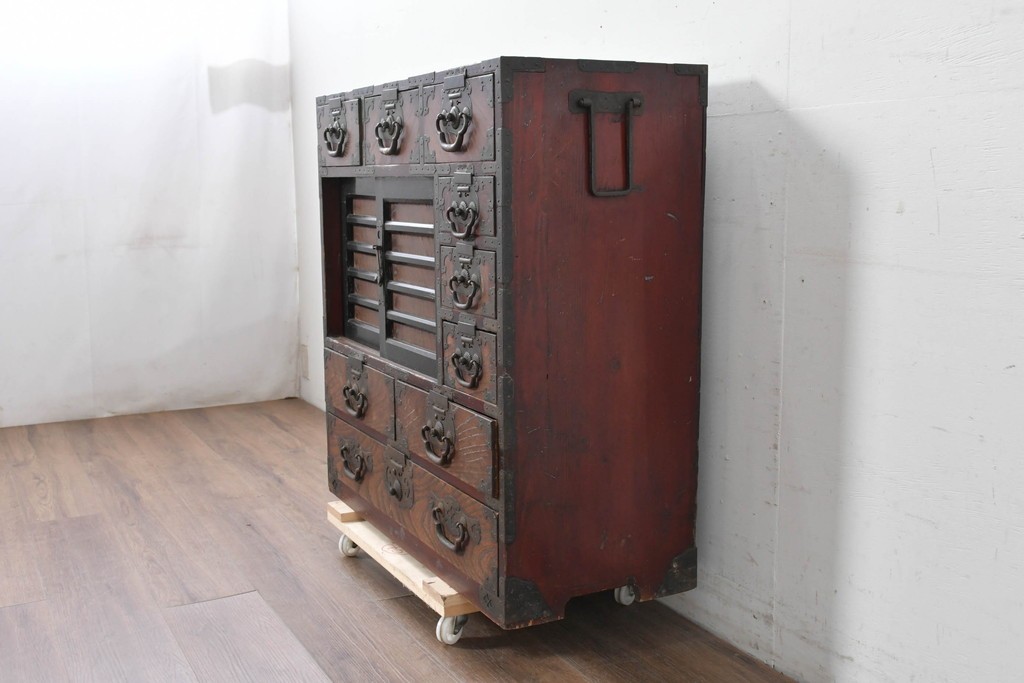 和製アンティーク　明治大正期　前面欅(ケヤキ)材　重厚な鉄金具と横桟戸が存在感を放つ松本帳場箪笥　(R-087027)