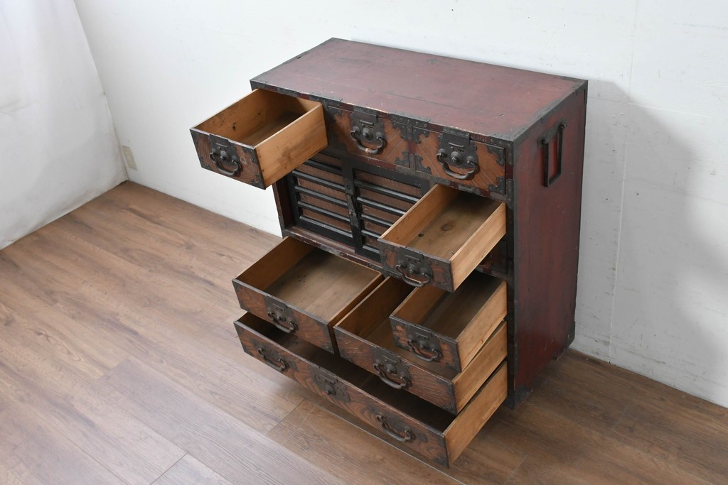 和製アンティーク　明治大正期　前面欅(ケヤキ)材　重厚な鉄金具と横桟戸が存在感を放つ松本帳場箪笥　(R-087027)