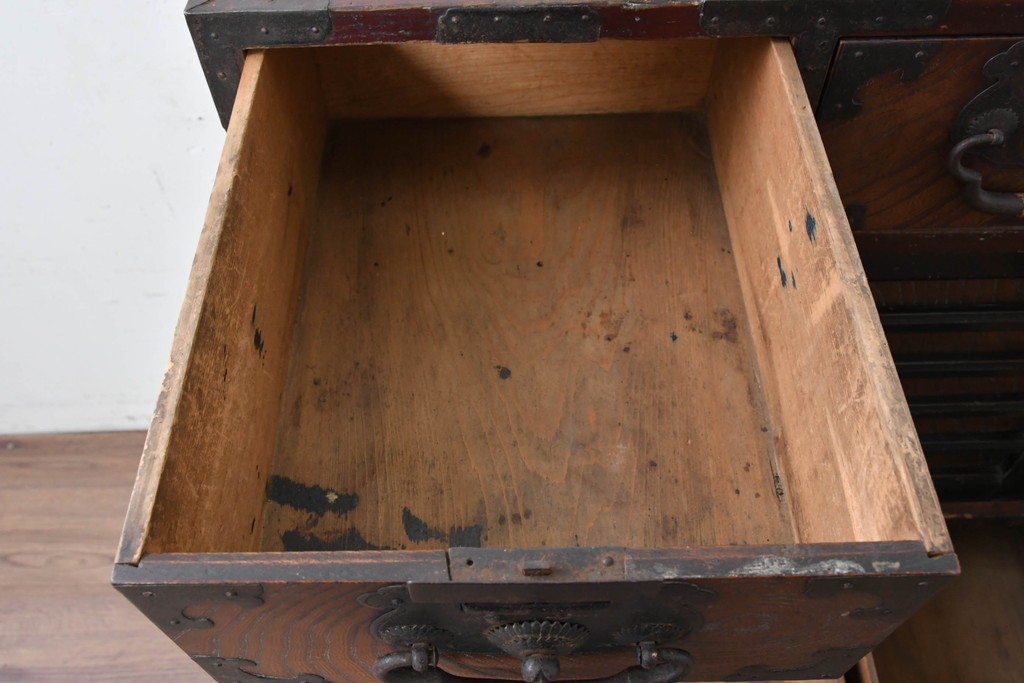 和製アンティーク　明治大正期　前面欅(ケヤキ)材　重厚な鉄金具と横桟戸が存在感を放つ松本帳場箪笥　(R-087027)