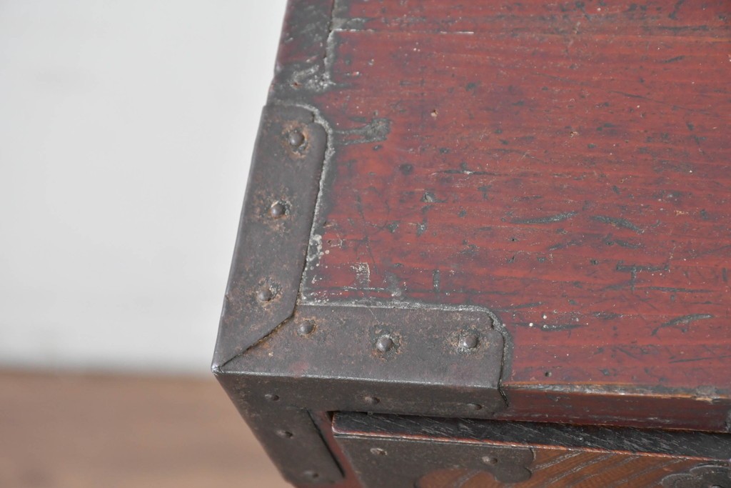 和製アンティーク　明治大正期　前面欅(ケヤキ)材　重厚な鉄金具と横桟戸が存在感を放つ松本帳場箪笥　(R-087027)