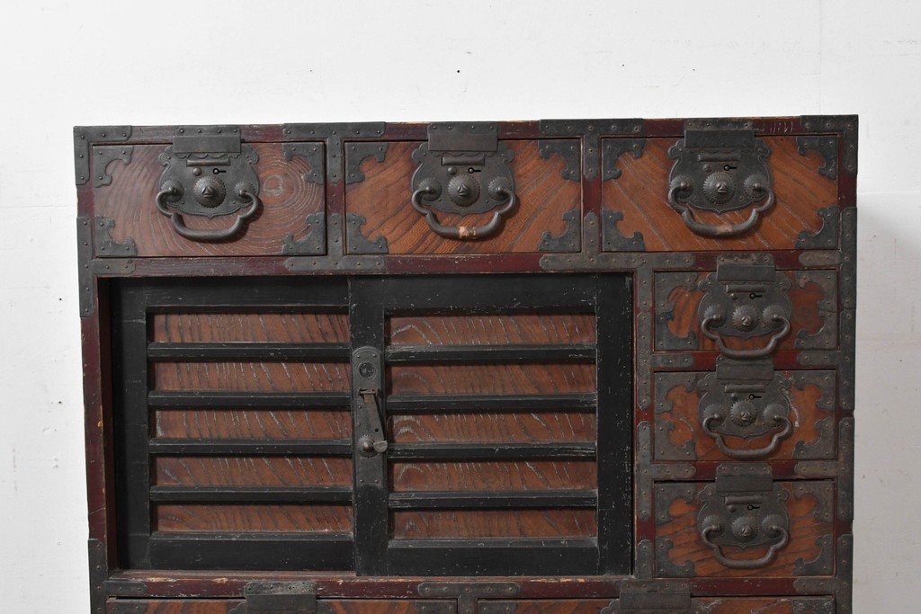 和製アンティーク　明治大正期　前面欅(ケヤキ)材　重厚な鉄金具と横桟戸が存在感を放つ松本帳場箪笥　(R-087027)