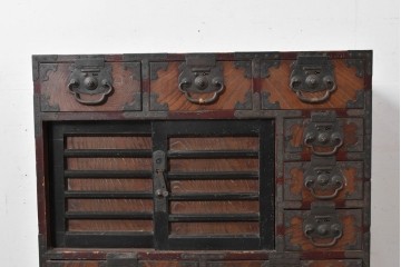 和製アンティーク　明治大正期　前面欅(ケヤキ)材　重厚な鉄金具と横桟戸が存在感を放つ松本帳場箪笥　(R-087027)