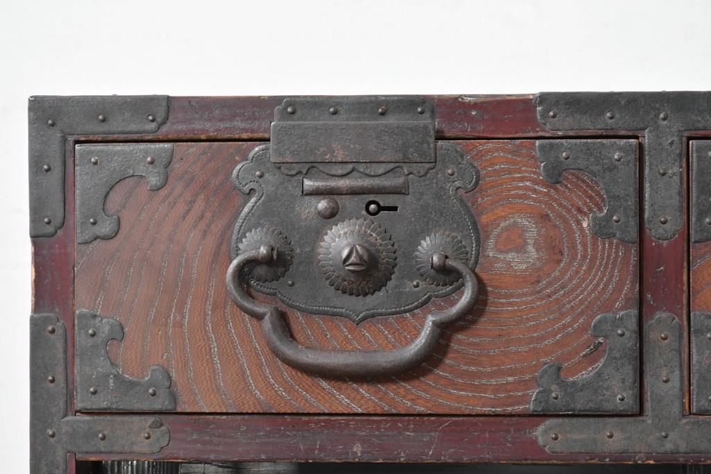 和製アンティーク　明治大正期　前面欅(ケヤキ)材　重厚な鉄金具と横桟戸が存在感を放つ松本帳場箪笥　(R-087027)