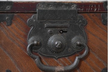 和製アンティーク　明治大正期　前面欅(ケヤキ)材　重厚な鉄金具と横桟戸が存在感を放つ松本帳場箪笥　(R-087027)