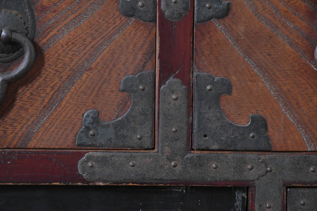 和製アンティーク　明治大正期　前面欅(ケヤキ)材　重厚な鉄金具と横桟戸が存在感を放つ松本帳場箪笥　(R-087027)