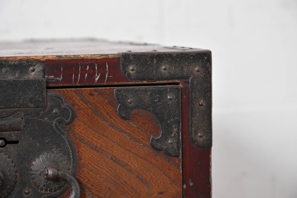和製アンティーク　明治大正期　前面欅(ケヤキ)材　重厚な鉄金具と横桟戸が存在感を放つ松本帳場箪笥　(R-087027)