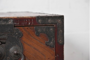 和製アンティーク　明治大正期　前面欅(ケヤキ)材　重厚な鉄金具と横桟戸が存在感を放つ松本帳場箪笥　(R-087027)
