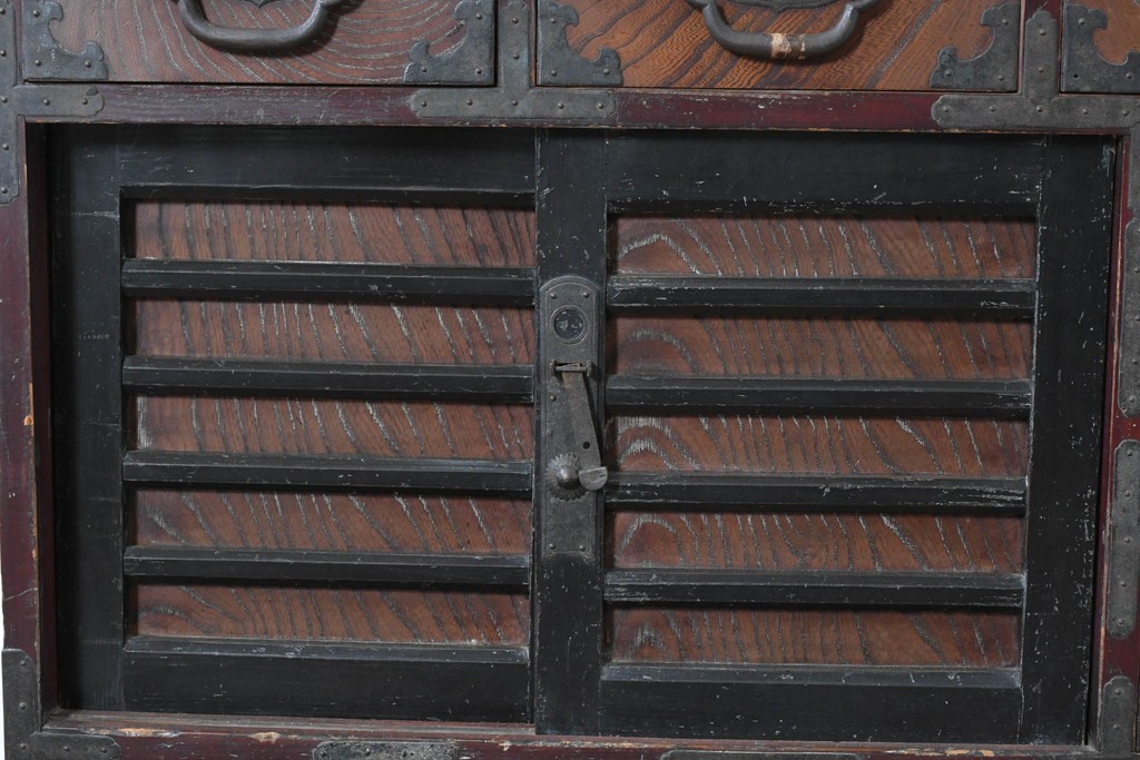 和製アンティーク　明治大正期　前面欅(ケヤキ)材　重厚な鉄金具と横桟戸が存在感を放つ松本帳場箪笥　(R-087027)