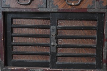 和製アンティーク　明治大正期　前面欅(ケヤキ)材　重厚な鉄金具と横桟戸が存在感を放つ松本帳場箪笥　(R-087027)