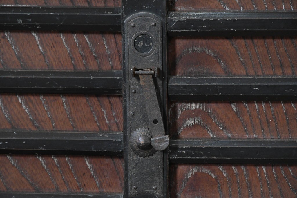 和製アンティーク　明治大正期　前面欅(ケヤキ)材　重厚な鉄金具と横桟戸が存在感を放つ松本帳場箪笥　(R-087027)