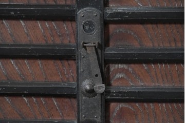 和製アンティーク　明治大正期　前面欅(ケヤキ)材　重厚な鉄金具と横桟戸が存在感を放つ松本帳場箪笥　(R-087027)