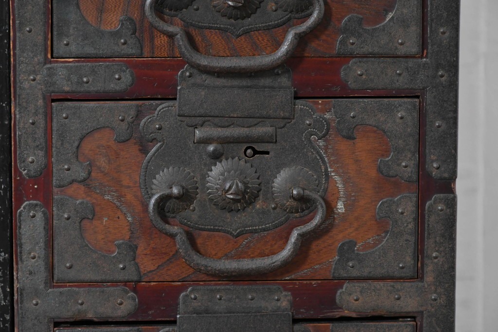 和製アンティーク　明治大正期　前面欅(ケヤキ)材　重厚な鉄金具と横桟戸が存在感を放つ松本帳場箪笥　(R-087027)