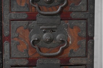 和製アンティーク　明治大正期　前面欅(ケヤキ)材　重厚な鉄金具と横桟戸が存在感を放つ松本帳場箪笥　(R-087027)