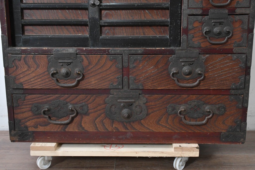 和製アンティーク　明治大正期　前面欅(ケヤキ)材　重厚な鉄金具と横桟戸が存在感を放つ松本帳場箪笥　(R-087027)