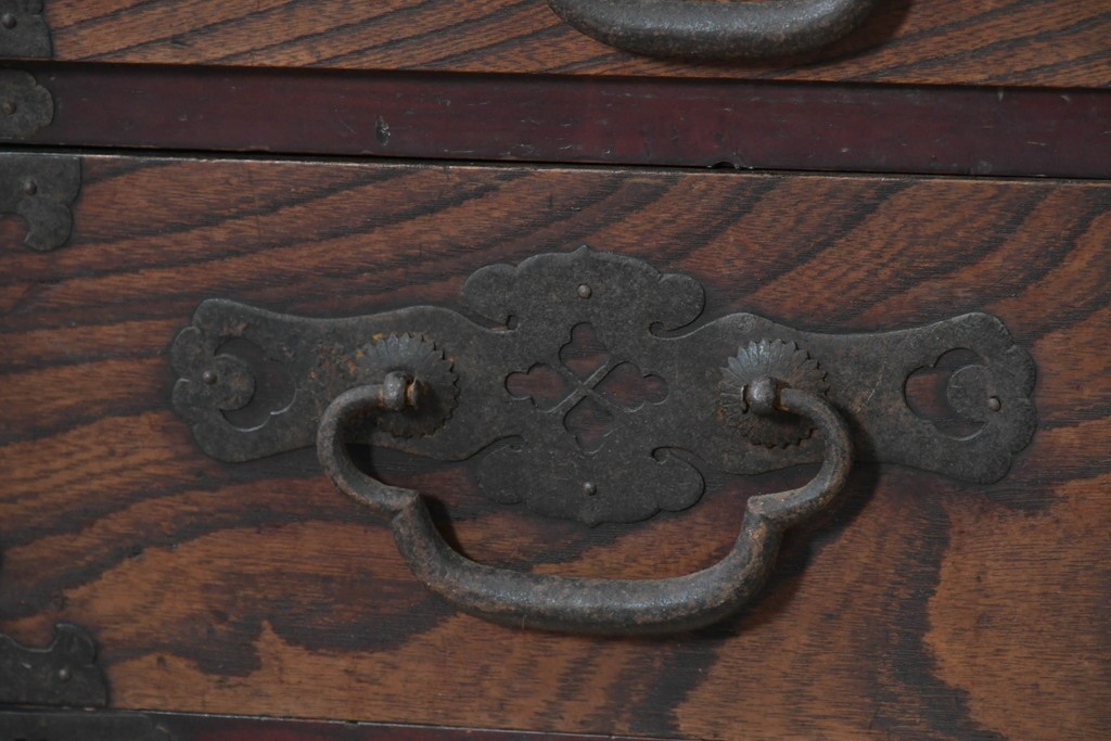 和製アンティーク　明治大正期　前面欅(ケヤキ)材　重厚な鉄金具と横桟戸が存在感を放つ松本帳場箪笥　(R-087027)