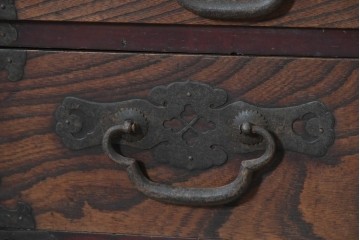 和製アンティーク　明治大正期　前面欅(ケヤキ)材　重厚な鉄金具と横桟戸が存在感を放つ松本帳場箪笥　(R-087027)