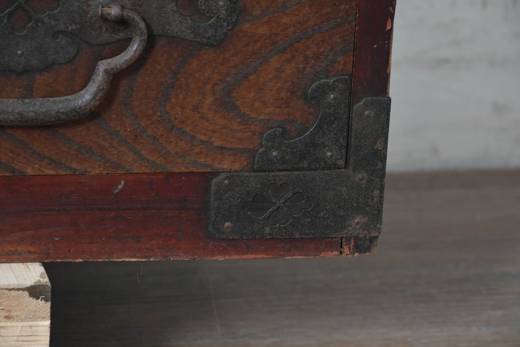 和製アンティーク　明治大正期　前面欅(ケヤキ)材　重厚な鉄金具と横桟戸が存在感を放つ松本帳場箪笥　(R-087027)