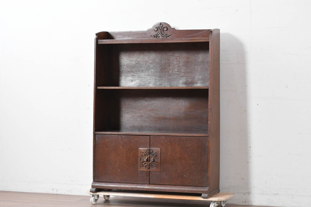 イギリスアンティーク　希少サイズ!!　オーク材　繊細な彫刻が目を引くサイドボード　(R-087029)