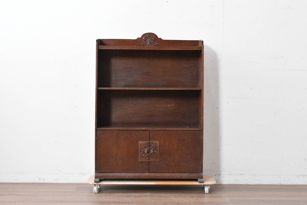 イギリスアンティーク　希少サイズ!!　オーク材　繊細な彫刻が目を引くサイドボード　(R-087029)